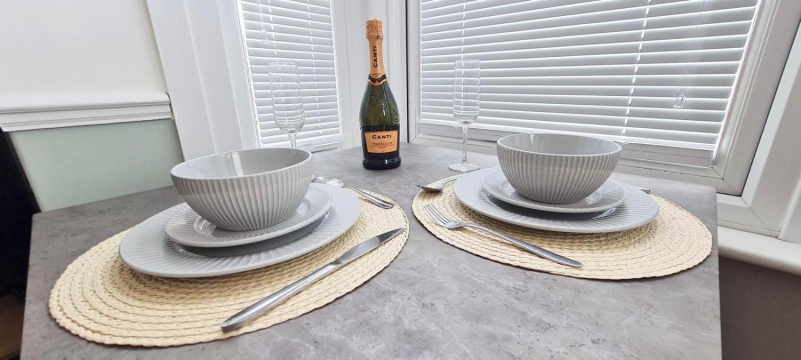 Westcliff-On-Sea Modern 2 Bedroom Apartment - Free Parking Southend-on-Sea Extérieur photo