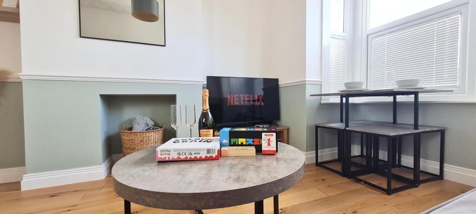 Westcliff-On-Sea Modern 2 Bedroom Apartment - Free Parking Southend-on-Sea Extérieur photo
