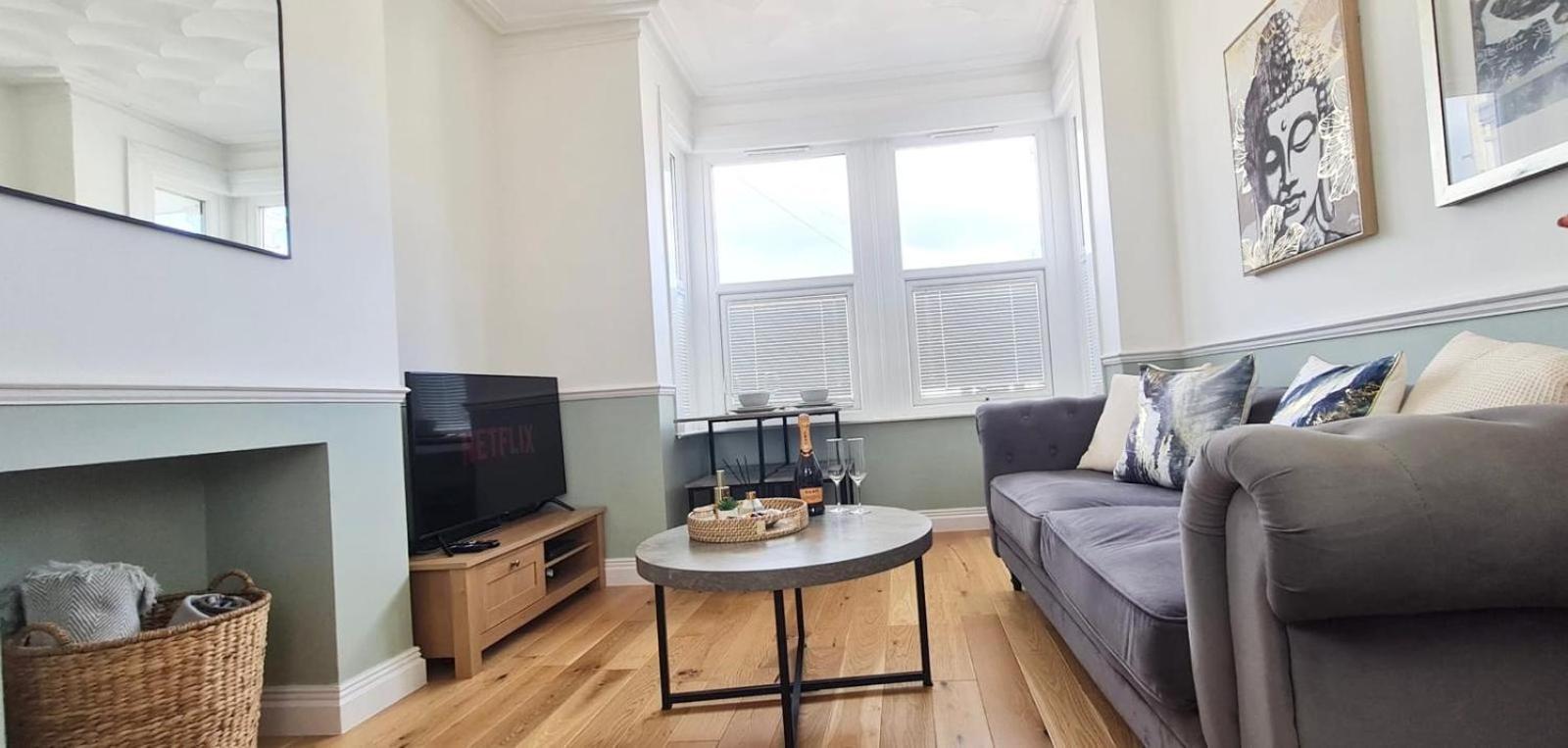 Westcliff-On-Sea Modern 2 Bedroom Apartment - Free Parking Southend-on-Sea Extérieur photo