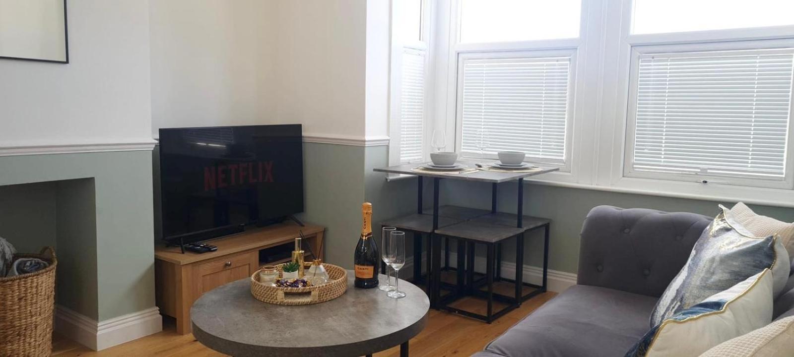 Westcliff-On-Sea Modern 2 Bedroom Apartment - Free Parking Southend-on-Sea Extérieur photo